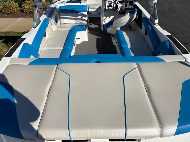 Slide: The Image of MasterCraft NXT22 2018 - 8