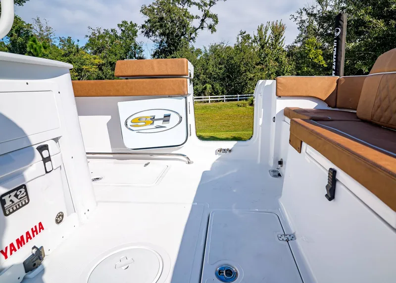 Slide: The Image of Sea Hunt ULTRA 305 CB 2026 - 11