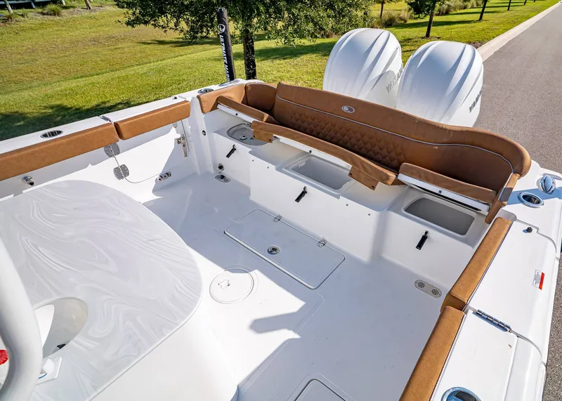 Slide: The Image of Sea Hunt ULTRA 305 CB 2026 - 13