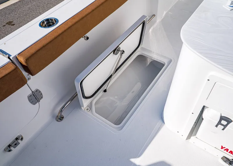 Slide: The Image of Sea Hunt ULTRA 305 CB 2026 - 14