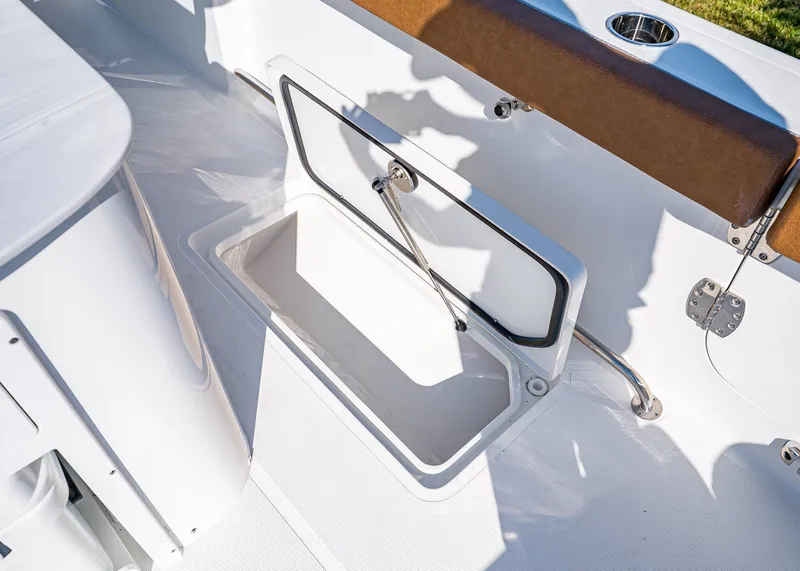 Slide: The Image of Sea Hunt ULTRA 305 CB 2026 - 15