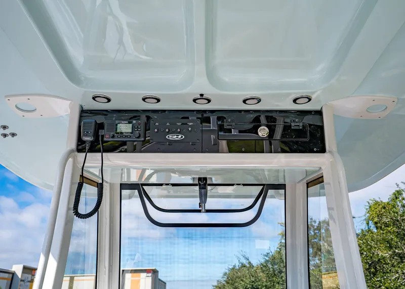 Slide: The Image of Sea Hunt ULTRA 305 CB 2026 - 21