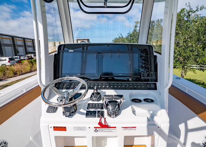 Slide: The Image of Sea Hunt ULTRA 305 CB 2026 - 22