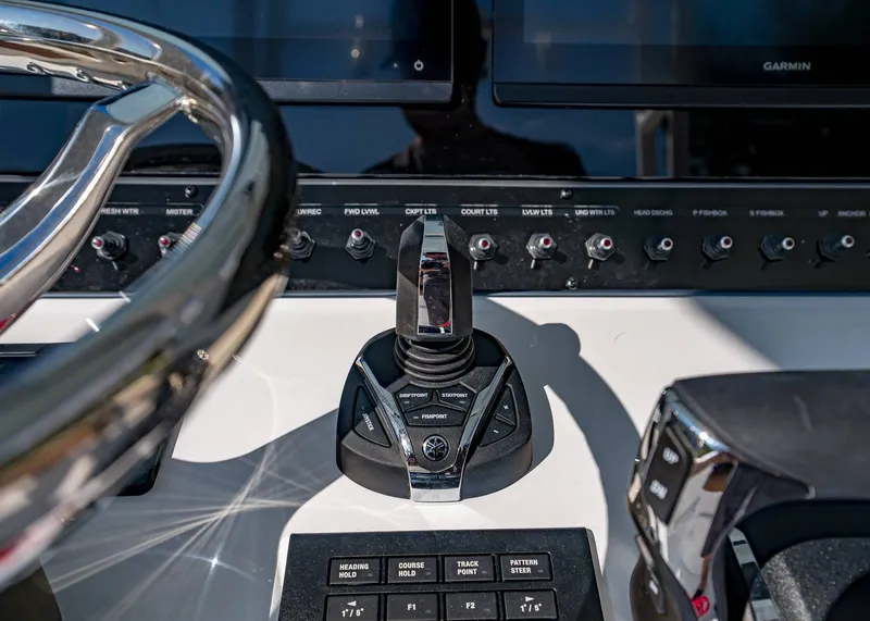 Slide: The Image of Sea Hunt ULTRA 305 CB 2026 - 23