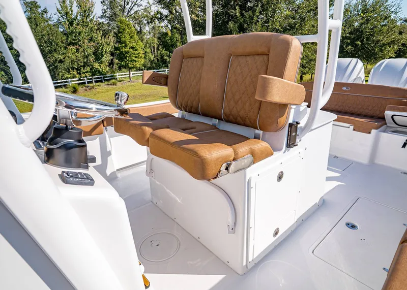 Slide: The Image of Sea Hunt ULTRA 305 CB 2026 - 29