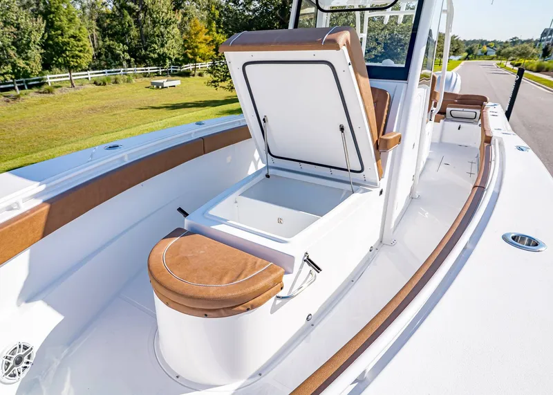 Slide: The Image of Sea Hunt ULTRA 305 CB 2026 - 34