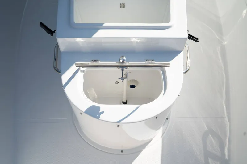 Slide: The Image of Sea Hunt ULTRA 305 CB 2026 - 35