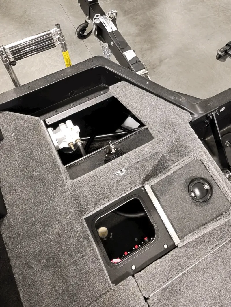 Slide: The Image of Alumacraft Competitor 175X Tiller 2026 - 10