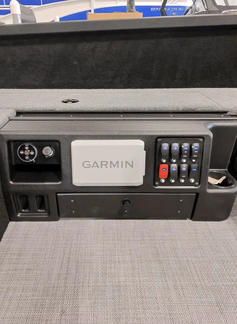 Slide: The Image of Alumacraft Competitor 175X Tiller 2026 - 9