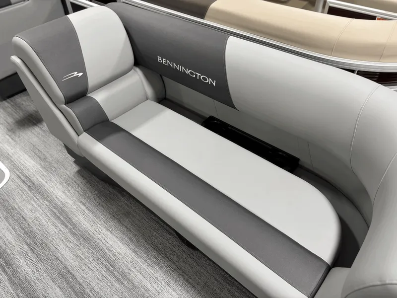 Slide: The Image of Bennington 22 SC JUMP SEAT 2026 - 3