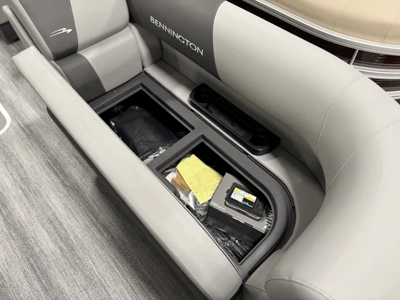 Slide: The Image of Bennington 22 SC JUMP SEAT 2026 - 4