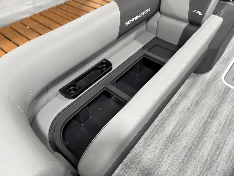 Slide: The Image of Bennington 22 SC JUMP SEAT 2026 - 6