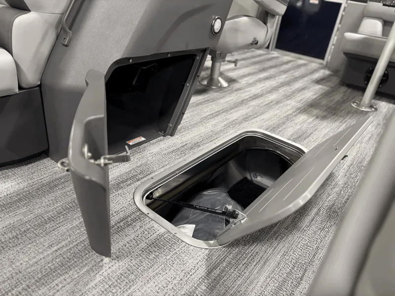 Slide: The Image of Bennington 22 SC JUMP SEAT 2026 - 7