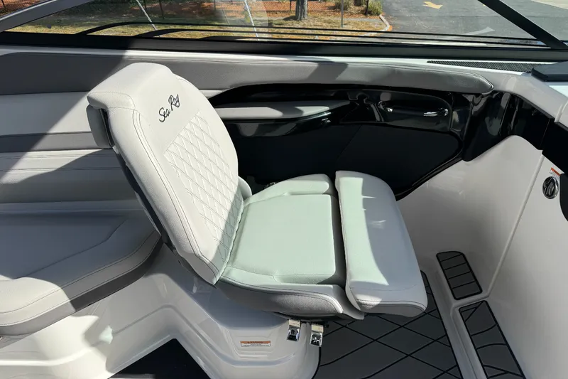 Slide: The Image of Sea Ray SLX 280 Outboard 2026 - 15