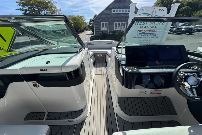 Slide: The Image of Sea Ray SLX 280 Outboard 2026 - 24