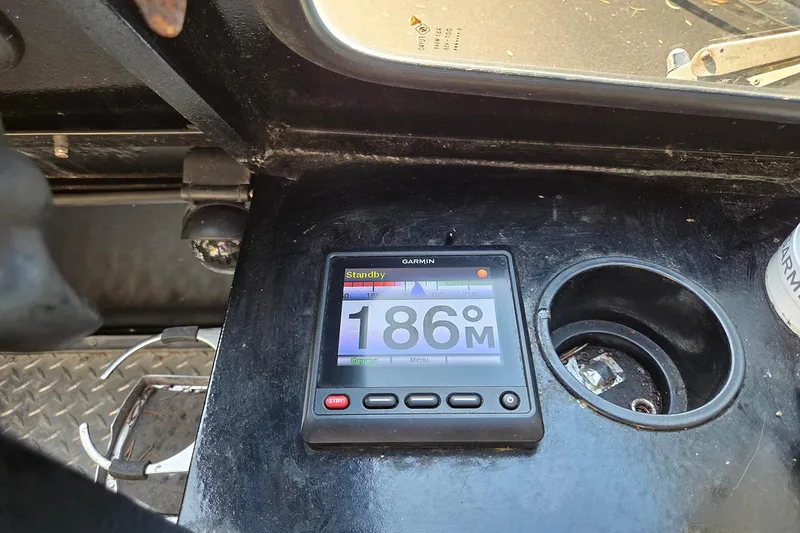 Slide: The Image of Garmin device on 2008 Alumaweld 22 Intruder boat dashboard displaying 186 meters. - 10