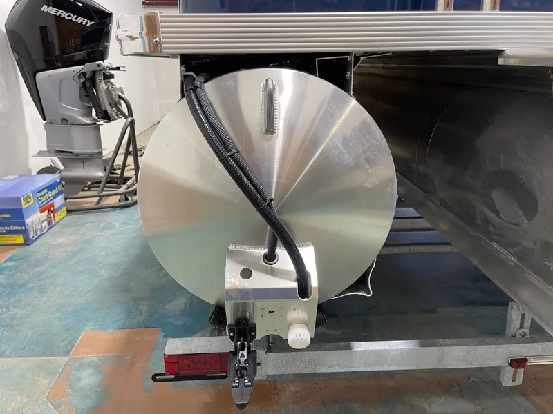 Slide: The Image of Avalon Venture Rear Fish - 21' 2025 - 19