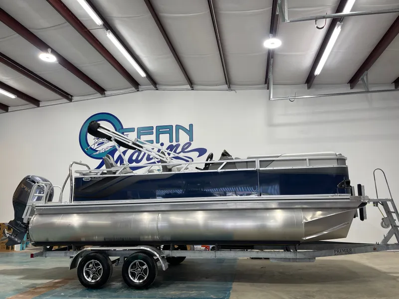 Slide: The Image of Avalon Venture Rear Fish - 21' 2025 - 33
