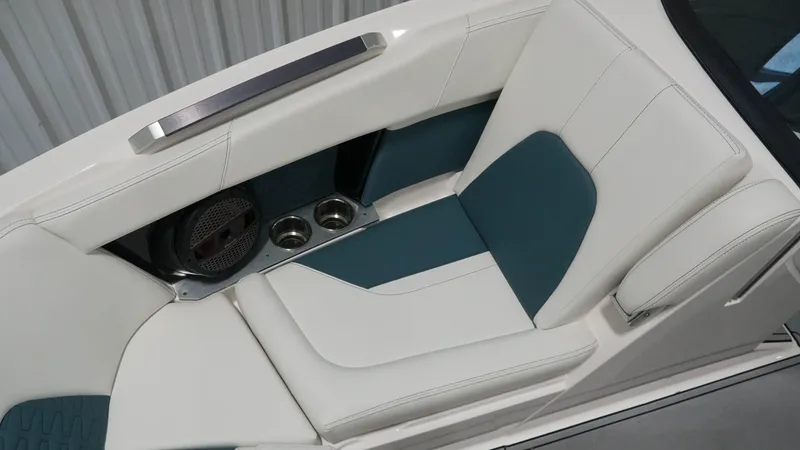 Slide: The Image of MasterCraft X22 2025 - 30