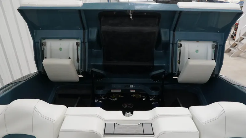 Slide: The Image of MasterCraft X22 2025 - 40