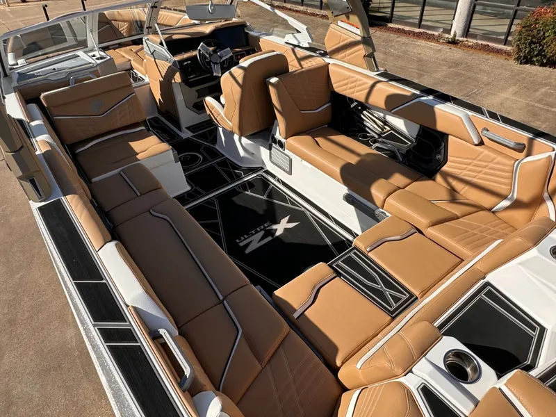 Slide: The Image of Tigé Ultré 25ZX 2024 - 11