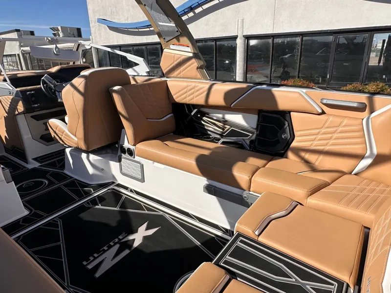 Slide: The Image of Tigé Ultré 25ZX 2024 - 12