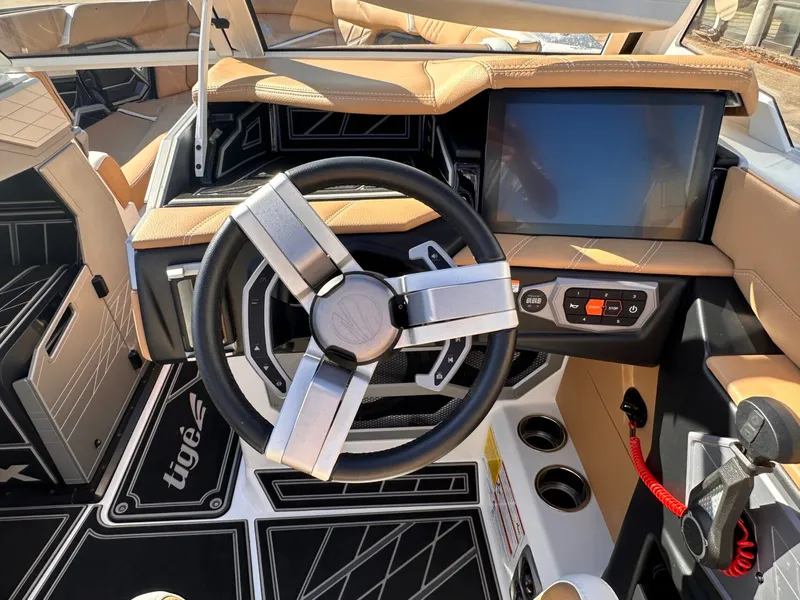 Slide: The Image of Tigé Ultré 25ZX 2024 - 13