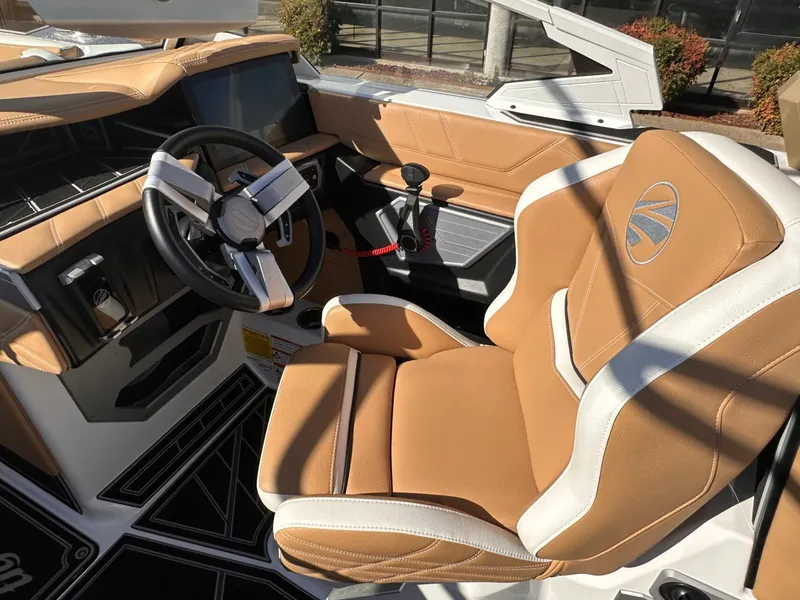 Slide: The Image of Tigé Ultré 25ZX 2024 - 14