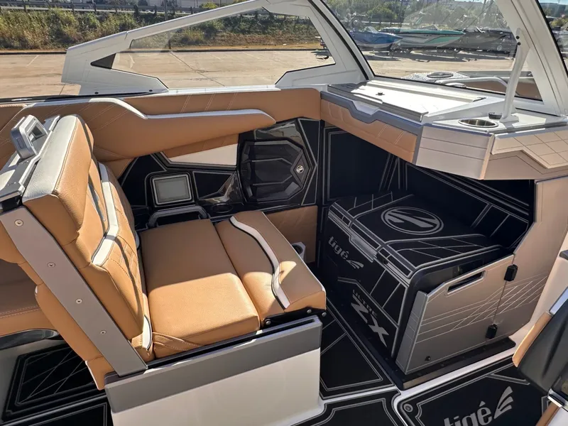 Slide: The Image of Tigé Ultré 25ZX 2024 - 15