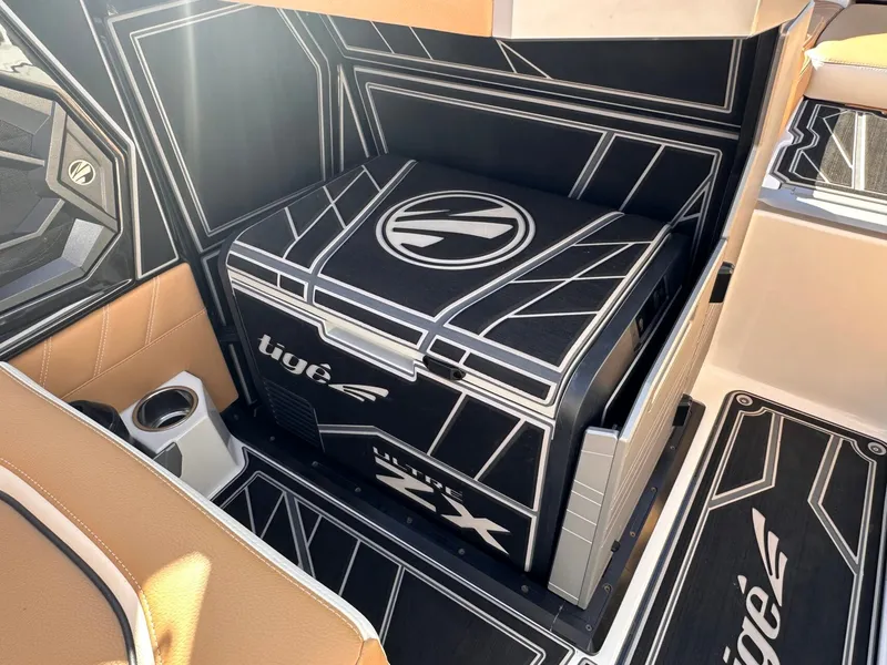 Slide: The Image of Tigé Ultré 25ZX 2024 - 17