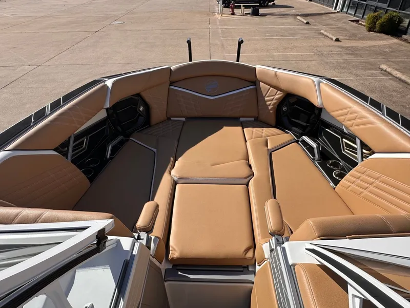 Slide: The Image of Tigé Ultré 25ZX 2024 - 19