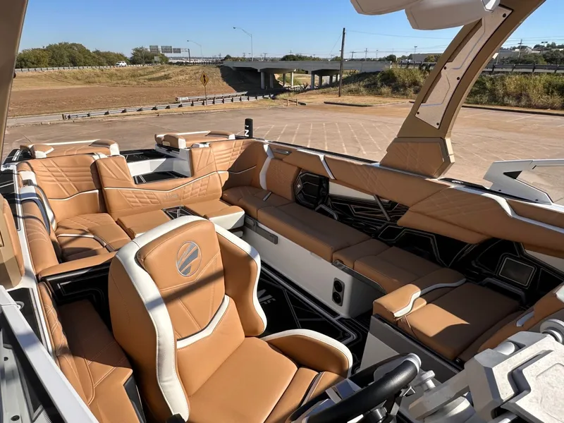 Slide: The Image of Tigé Ultré 25ZX 2024 - 23