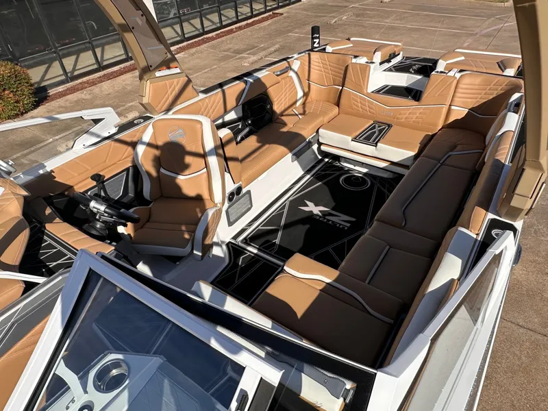 Slide: The Image of Tigé Ultré 25ZX 2024 - 24