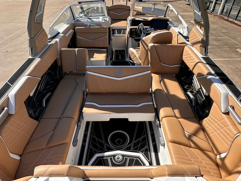 Slide: The Image of Tigé Ultré 25ZX 2024 - 25