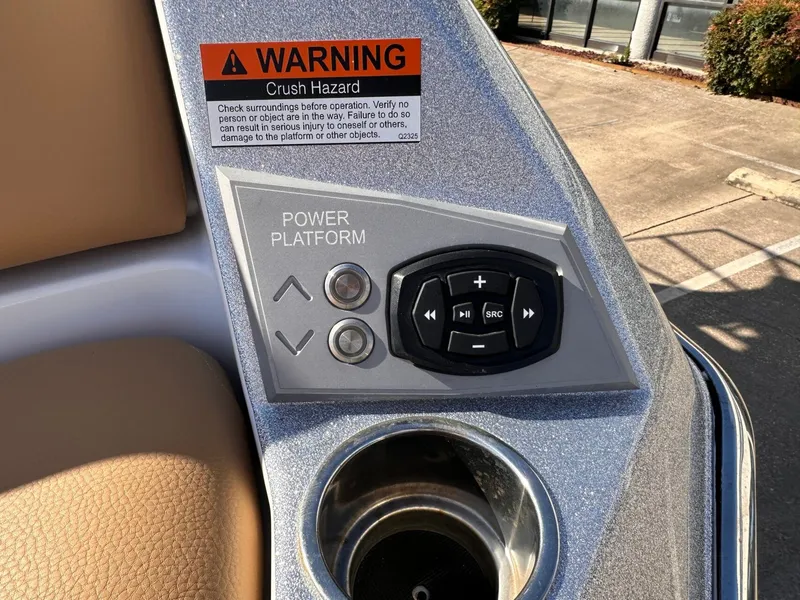 Slide: The Image of Tigé Ultré 25ZX 2024 - 26