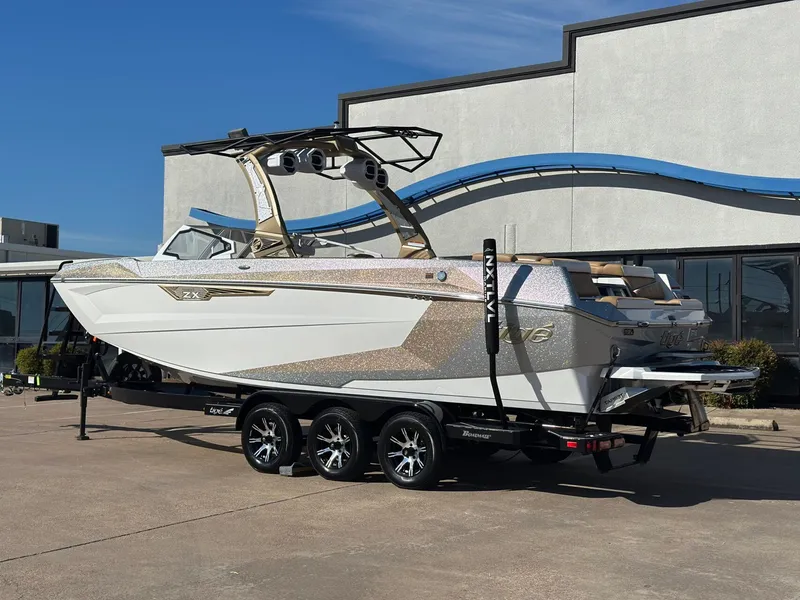 Slide: The Image of Tigé Ultré 25ZX 2024 - 3