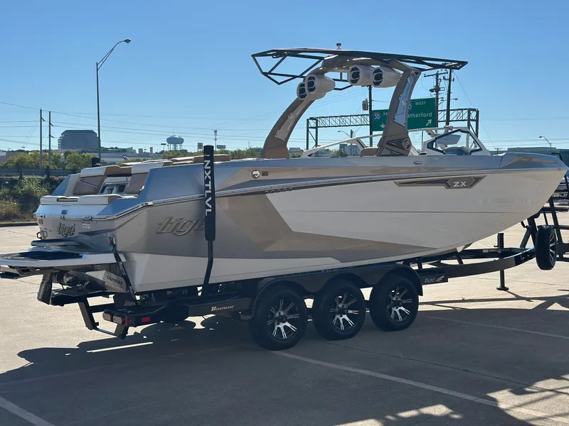 Slide: The Image of Tigé Ultré 25ZX 2024 - 5