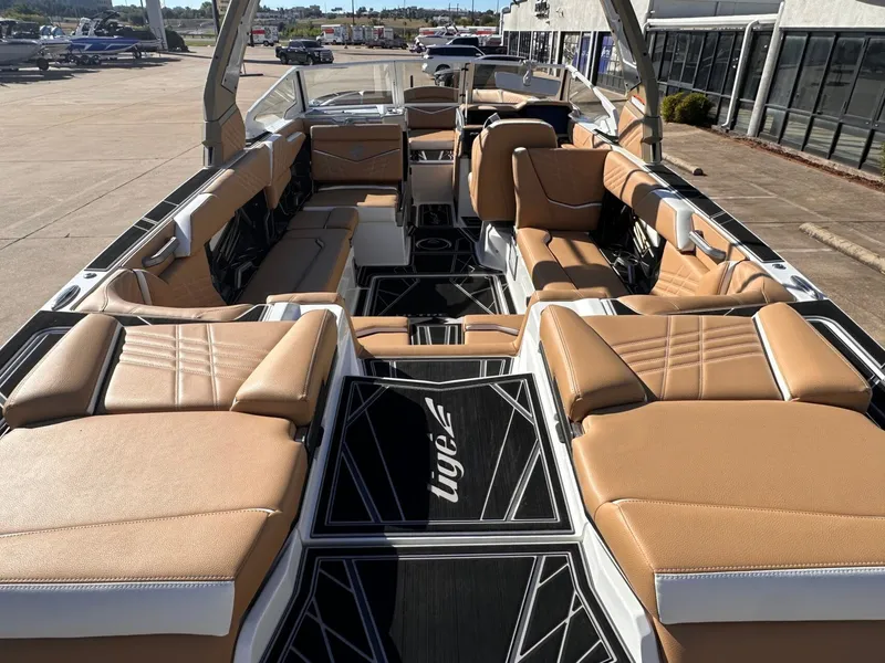 Slide: The Image of Tigé Ultré 25ZX 2024 - 8