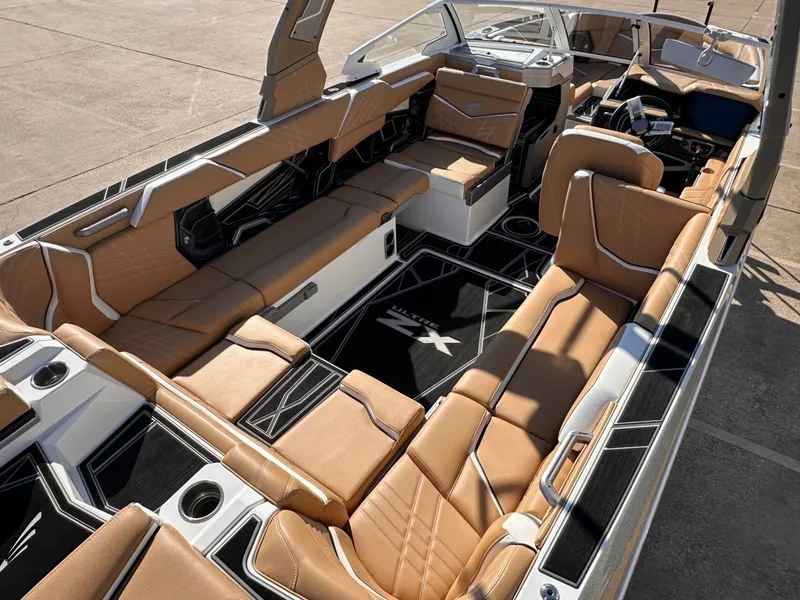 Slide: The Image of Tigé Ultré 25ZX 2024 - 9