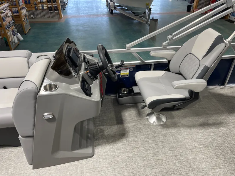 Slide: The Image of Avalon Venture Rear Fish - 21' 2025 - 12