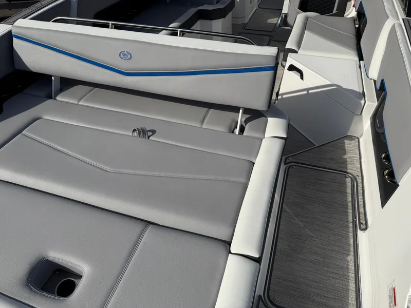 Slide: The Image of Cobalt R8 Surf 2024 - 321