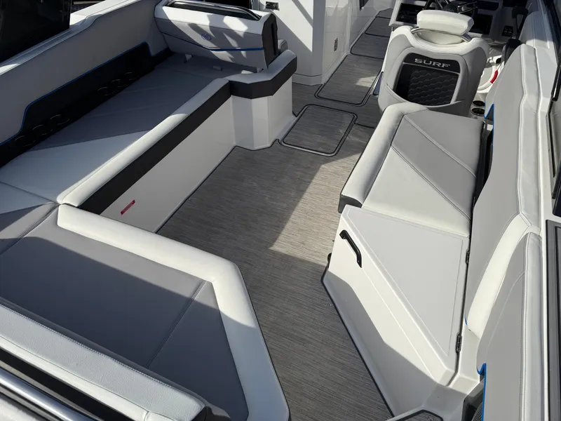 Slide: The Image of Cobalt R8 Surf 2024 - 387