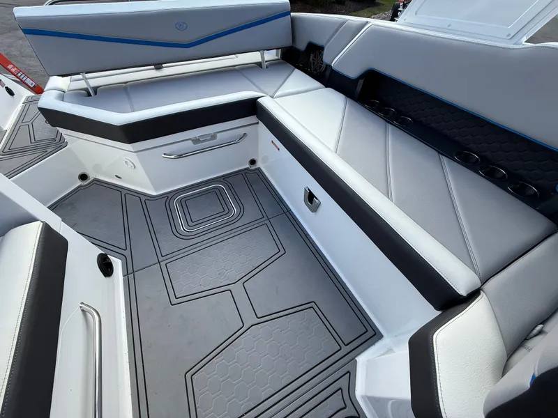 Slide: The Image of Cobalt R8 Surf 2022 - 113