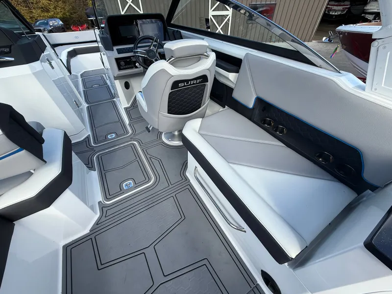 Slide: The Image of Cobalt R8 Surf 2022 - 57