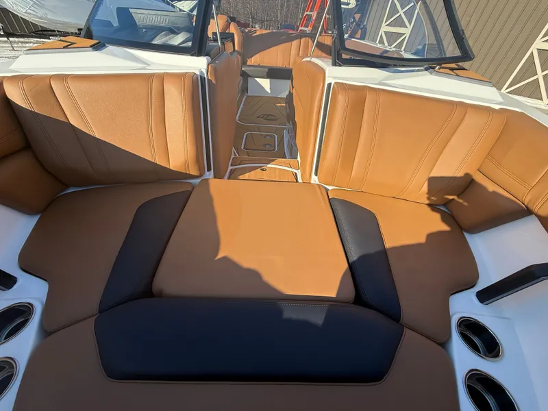 Slide: The Image of Malibu Wakesetter 21 LX 2026 - 1019