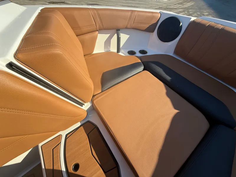 Slide: The Image of Malibu Wakesetter 21 LX 2026 - 791