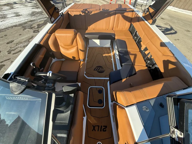 Slide: The Image of Malibu Wakesetter 21 LX 2026 - 793