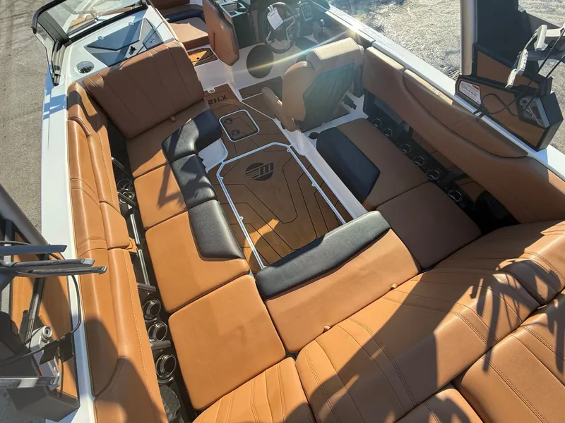 Slide: The Image of Malibu Wakesetter 21 LX 2026 - 796