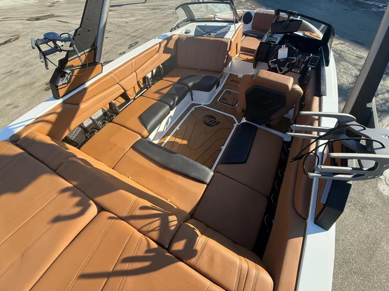 Slide: The Image of Malibu Wakesetter 21 LX 2026 - 797