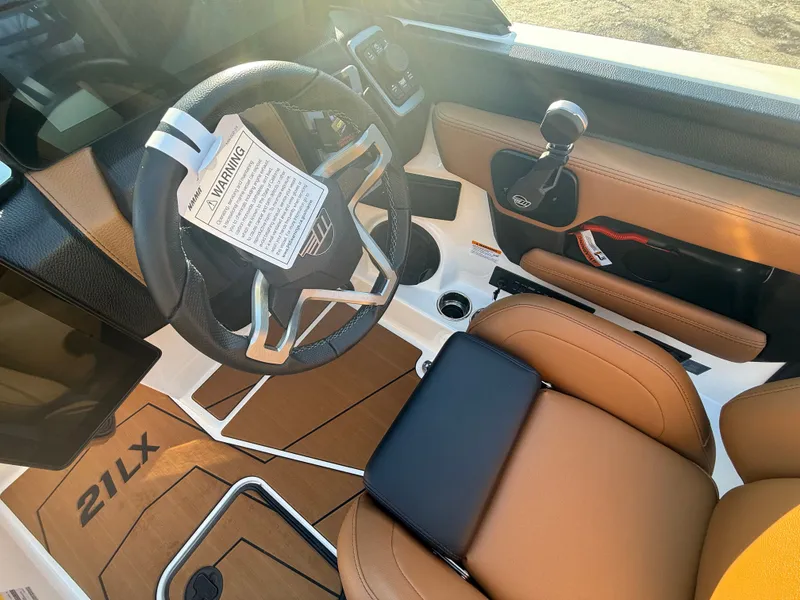 Slide: The Image of Malibu Wakesetter 21 LX 2026 - 845